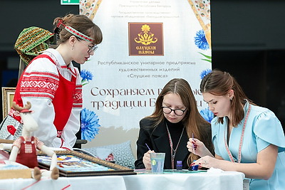 От традиций к современности. Около 300 участниц собрал в Минске форум \"Труд. Созидание. Будущее\"