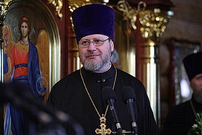 Лукашенко зажег пасхальную свечу в одном из деревенских храмов