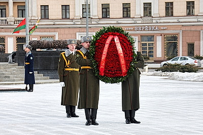 Парламентская делегация Зимбабве возложила венок и цветы к монументу Победы в Минске