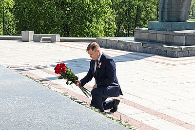 Делегация Конституционного Суда возложила цветы к стеле \"Минск - город-герой\"