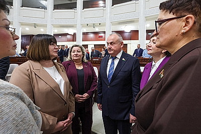 \"Максимально задействовать полномочия для реализации решений\". Сергеенко о ключевой задаче на сессию
