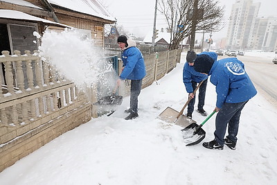 Помогают пожилым и чистят территории. К уборке снега присоединилась молодежь