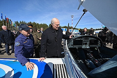 Лукашенко посетил Минский аэроклуб ДОСААФ