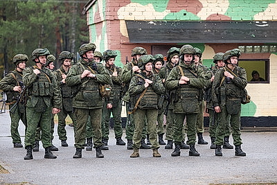 Брестские десантники во время проверки ВС сдают нормативы по огневой подготовке