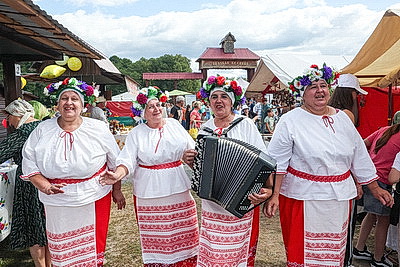 Сквозь века и традиции. Почему тысячи людей стремятся на \"Маковей\" к Голубой кринице