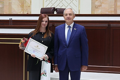 \"Вы выстраиваете открытый диалог между обществом и властью\". Сотрудников СМИ наградили в Палате представителей