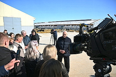 Лукашенко ознакомился с развитием мясного скотоводства и молочной отрасли