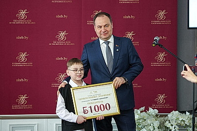 Победителей конкурса видеоблогеров \"Деньги имеют значение\" наградили в Нацбанке
