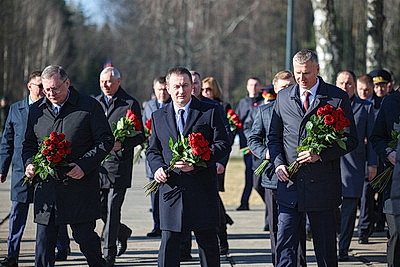 \"Пусть скорбь и печаль обернутся в мужество ваше и силу\". В Хатыни проходит всенародная вахта памяти