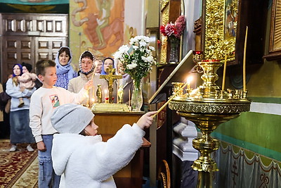 Православные верующие празднуют Рождество Пресвятой Богородицы