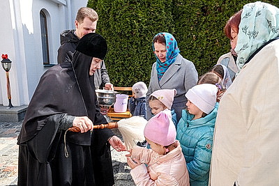 Православные верующие освящают пасхальную трапезу в храмах Беларуси