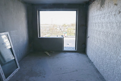 Строители завершают монтаж панелей в пострадавшей при вспышке газа десятиэтажке в Гомеле