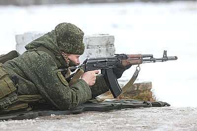 Контрольные стрельбы сдают военнослужащие 11-й отдельной мехбригады