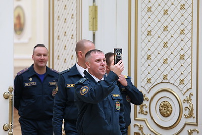 Со службы - в поля. Убиравшие урожай сотрудники МЧС посетили Дворец Независимости