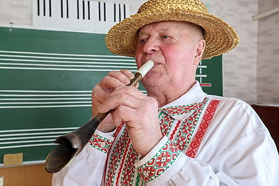 Музыкальные инструменты, на которых играют и за рубежом, создает поставский мастер