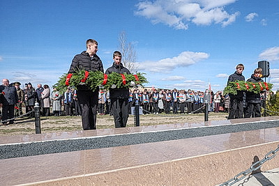 Память сквозь поколения. В Дятловском районе прошел митинг на месте расстрела фашистами мирных жителей