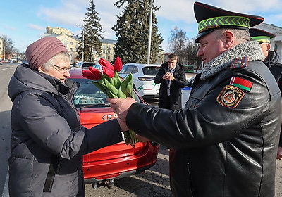 Цветы для солнечных улыбок автоледи. В Витебске стартовала областная акция ГАИ в честь Дня женщин