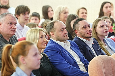 Песни и улыбки для детей и пожилых по всей стране. В Минске проходит акция \"Верить в себя\"