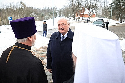 Лукашенко зажег рождественскую свечу в храме в Минском районе