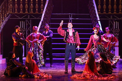 Юбилейный вечер \"Кальман против Штрауса, или Пять и пять - пятьдесят пять\" собрал на сцене весь коллектив музыкального театра