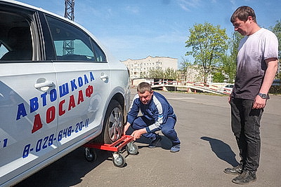 В условиях управляемого заноса: как в Могилевском ДОСААФ повышают навыки водителей