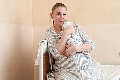 \"Лучше нет новости, чем когда рождаются малыши\". Эйсмонт передала подарки от Президента мамам, родившим 1 января