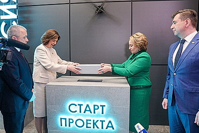 Товары от крупных производителей и ремесленников демонстрируют участникам Форума регионов в Минске