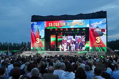Праздничные концерты и акция \"Споем гимн вместе!\" прошли в регионах Беларуси
