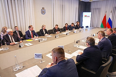 В Пскове прошла рабочая встреча Крутого с руководством российского региона