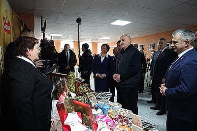 Cельское хозяйство и \"кондитерка\". Лукашенко посетил Наровлянский район