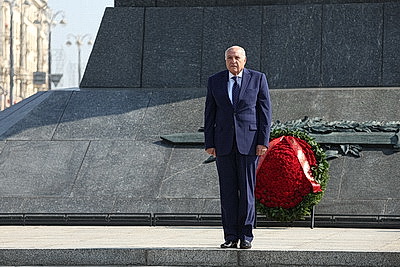 Глава МИД Алжира возложил венок к монументу Победы в Минске