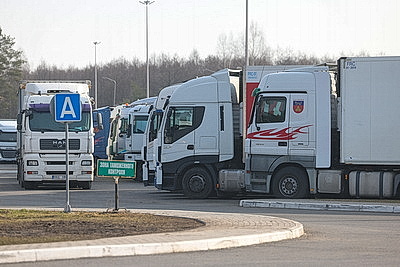 \"Не торопятся работать\". Как литовская сторона принимает грузовики в пункте пропуска \"Бенякони\"