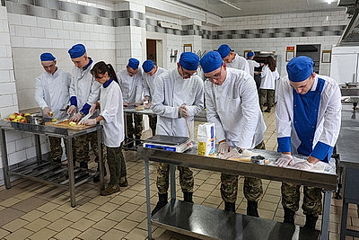 На Неделе родительской любви солдаты внутренних войск приготовили пироги, чтобы угостить родителей
