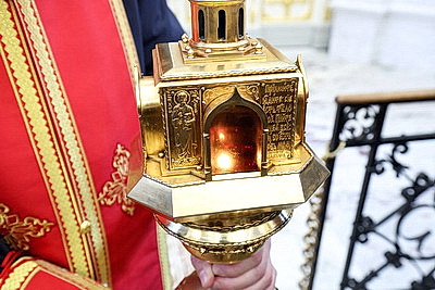 Благодатный огонь от гроба Господня доставили в Минск