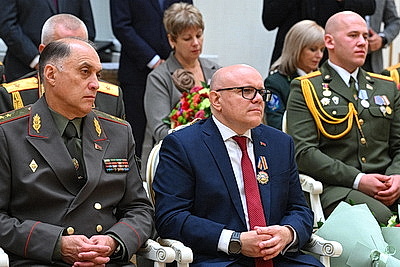 Лукашенко в преддверии Дня народного единства вручил госнаграды заслуженным представителям различных сфер