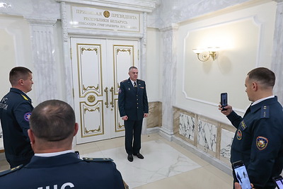 Со службы - в поля. Убиравшие урожай сотрудники МЧС посетили Дворец Независимости
