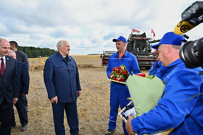 Лукашенко встретился с передовиками уборочной кампании в Минском районе