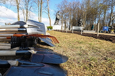 Республиканский субботник: премьер-министр принял участие в благоустройстве братской могилы в Минском районе