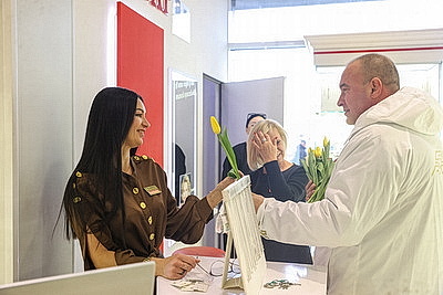 Плац-концерты, море цветов и теплых слов. В Бресте мужчины поздравили женщин