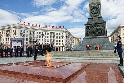 Автопробег \"Города-герои - города Героев\" по территории Беларуси стартовал от площади Победы в Минске