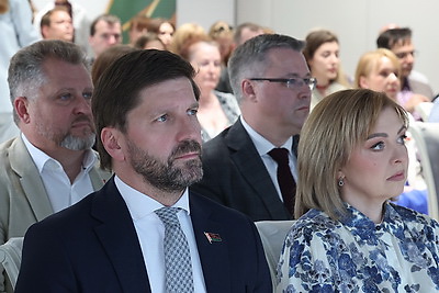 Сотрудников СМИ наградило руководство Минска