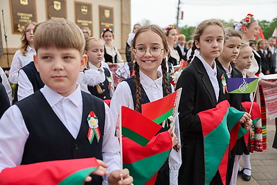 С огромной гордостью за достижения страны. Государственный флаг в 81 м пронесли по главной площади Гомеля