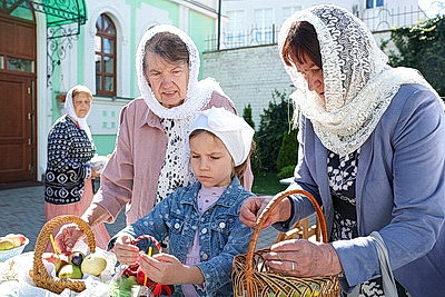 Православные верующие отмечают Яблочный Спас