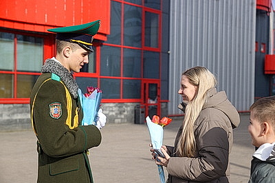 Плац-концерты, море цветов и теплых слов. В Бресте мужчины поздравили женщин