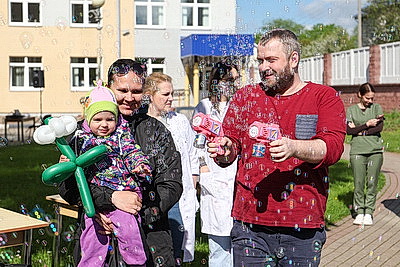 Забег в ползунках, интерактивные игры. В Витебском областном роддоме встретились его \"выпускники\"