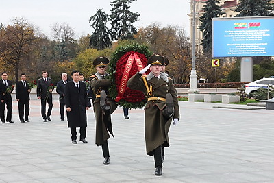 Мьянманская парламентская делегация возложила венок на площади Победы в Минске