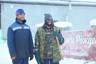 \"Счастливы работать и зарабатывать\". Как африканские парни трудятся на ферме в Лидском районе