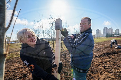 Республиканский субботник: депутаты Палаты представителей благоустроили столичный парк