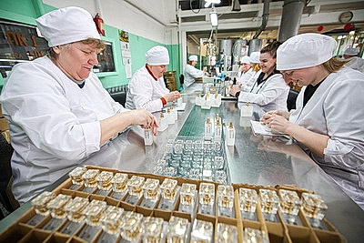 В Докшицах выпускают 2,5 млн флаконов аналогов французских духов в год