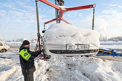 В Витебске эвакуаторы ГАИ убирают автомобили, припаркованные вдоль дороги и мешающие уборке снега
